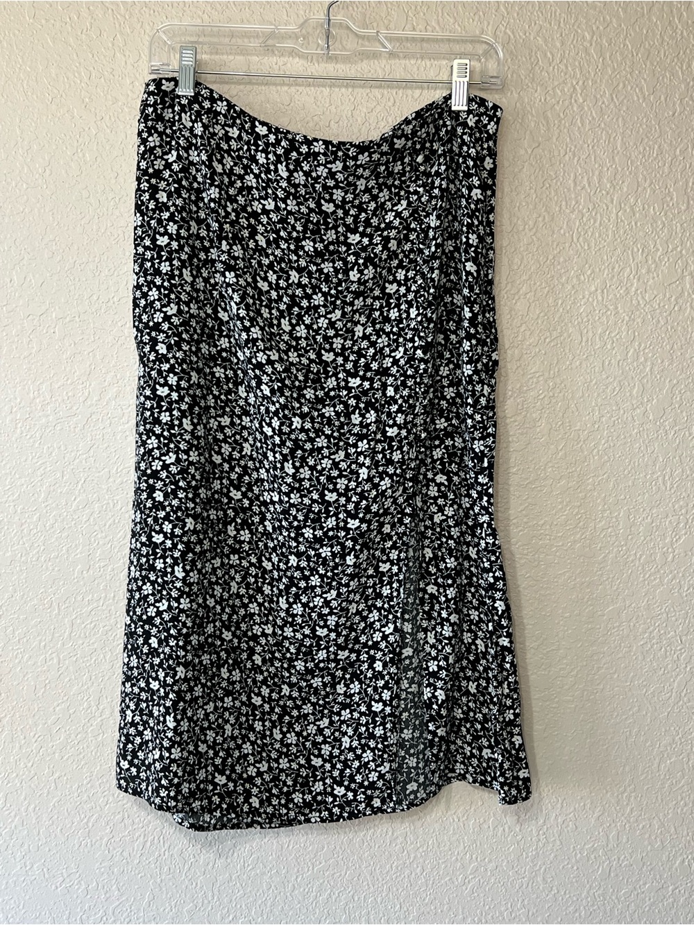 Dress Forum XL Petite Black White Floral A-Line Skirt Side Slit Button Accents